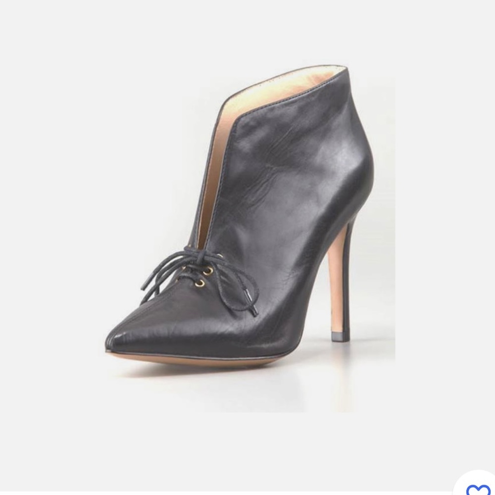 Pour la Victoire
Camille Pointy-Toe Lace-Up Bootie size 8